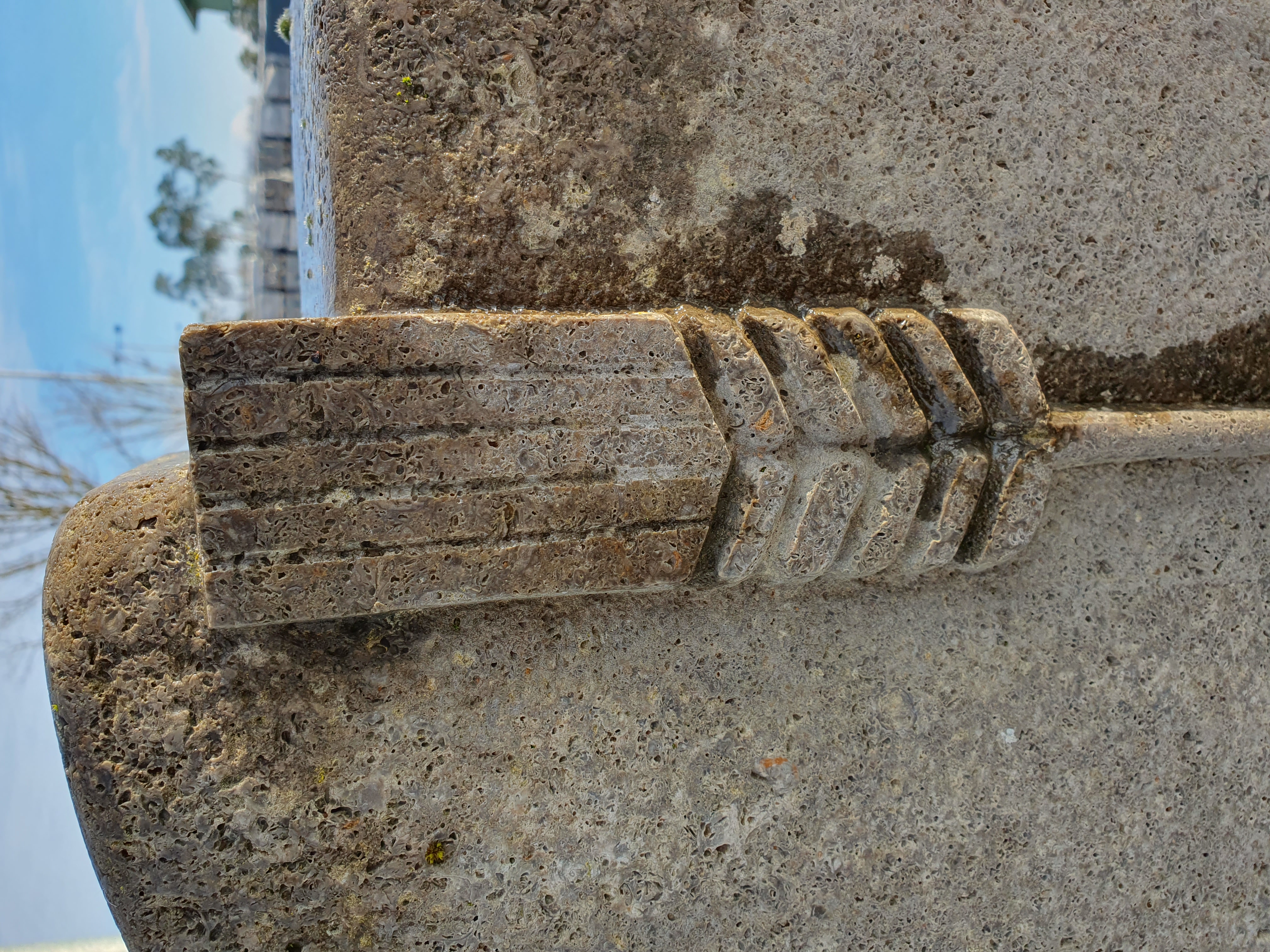 Grabstein aus Muschelkalk